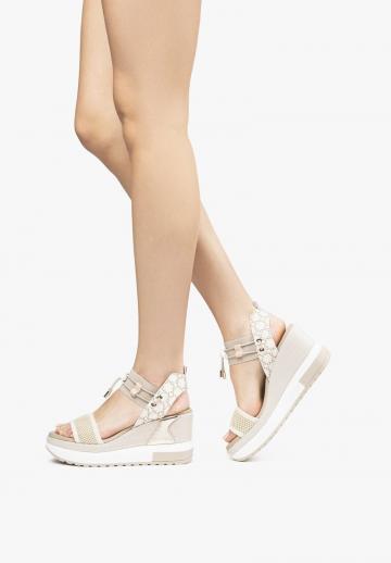 Босоножки на танкетке