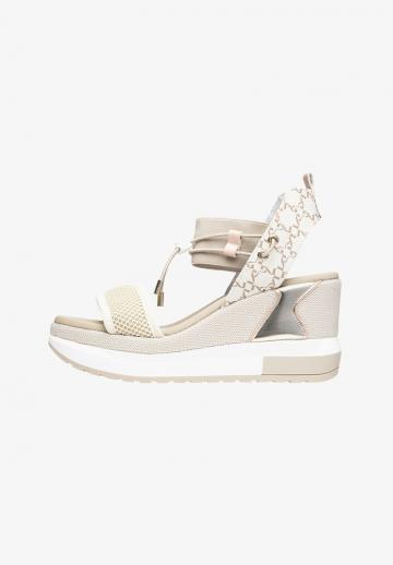 Босоножки на танкетке