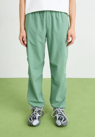 Брюки с накладными карманами