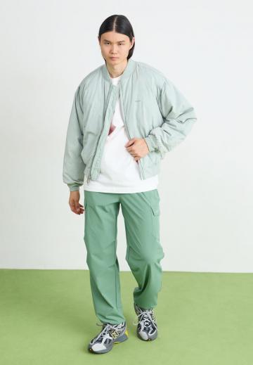 Брюки с накладными карманами