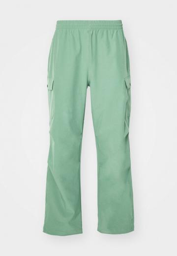 Брюки с накладными карманами