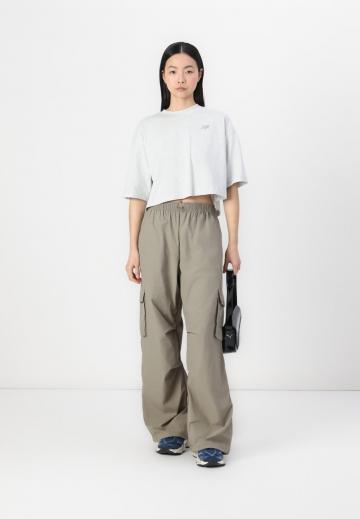 Брюки с накладными карманами