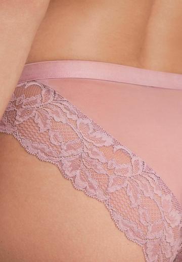 Трусы на бедрах