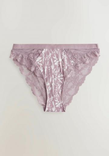 Трусы на бедрах