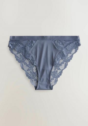 Трусы на бедрах