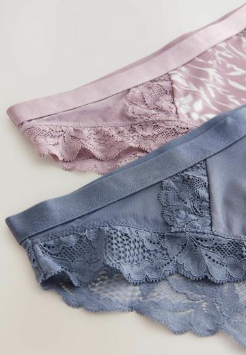 Трусы на бедрах