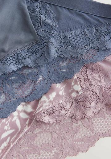 Трусы на бедрах