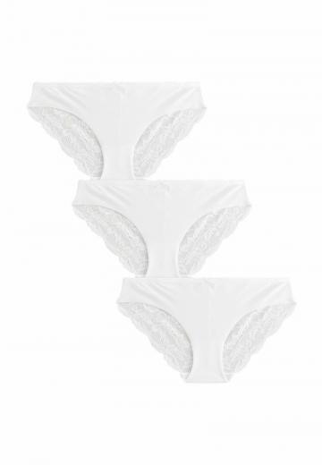 Трусы на бедрах