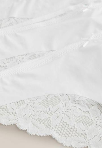 Трусы на бедрах