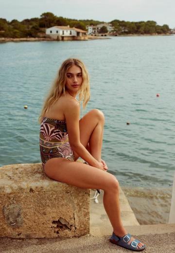 Слитный купальник