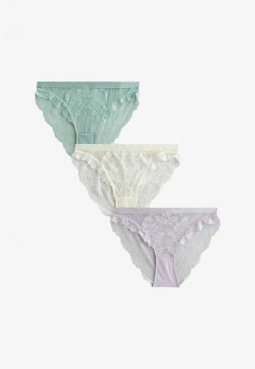 Трусы на бедрах