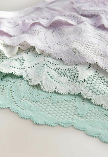 Трусы на бедрах