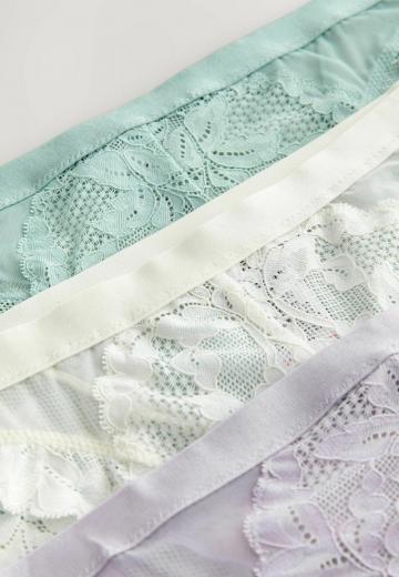 Трусы на бедрах