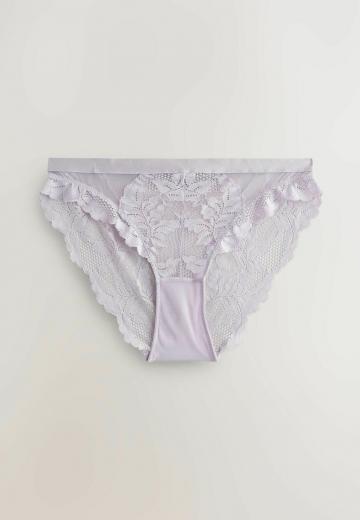 Трусы на бедрах