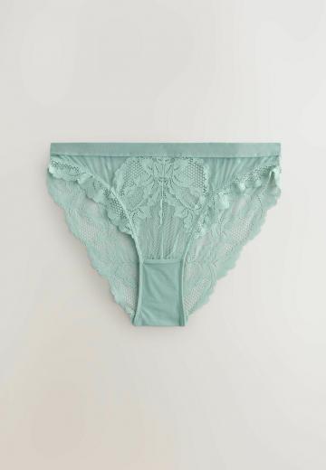 Трусы на бедрах