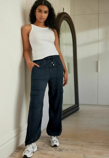 Брюки с накладными карманами