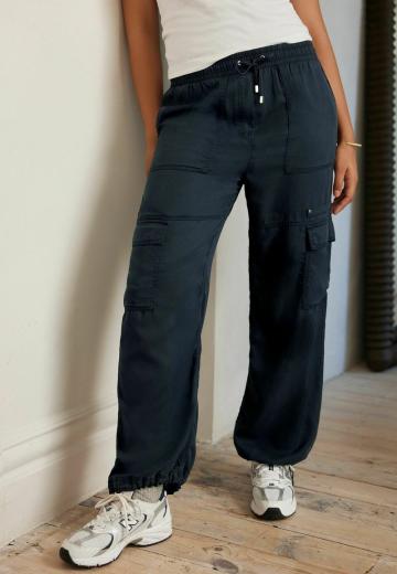 Брюки с накладными карманами