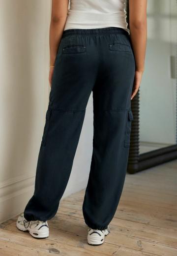 Брюки с накладными карманами