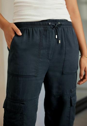 Брюки с накладными карманами