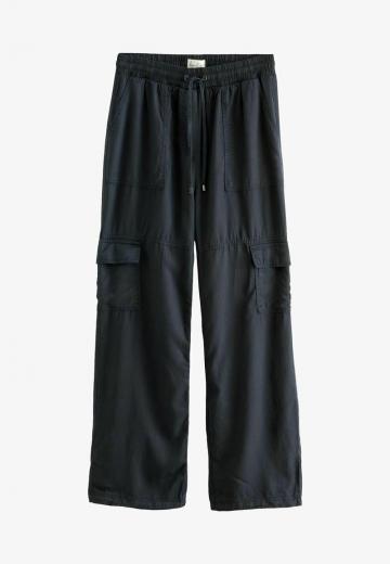 Брюки с накладными карманами