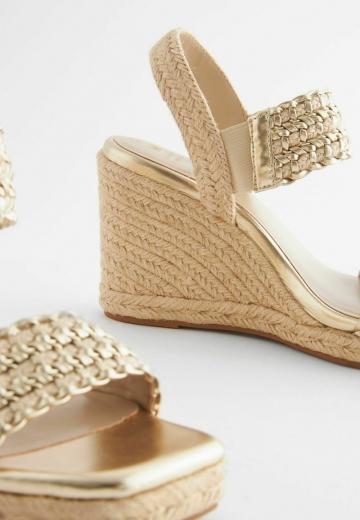 Босоножки на танкетке