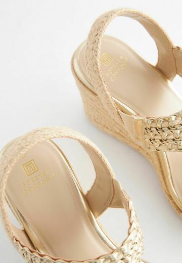 Босоножки на танкетке