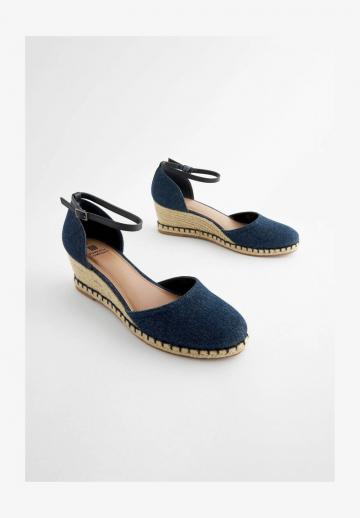 Туфли на танкетке