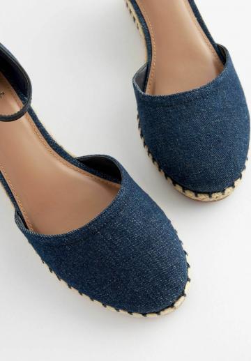 Туфли на танкетке