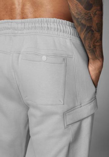 Брюки с накладными карманами
