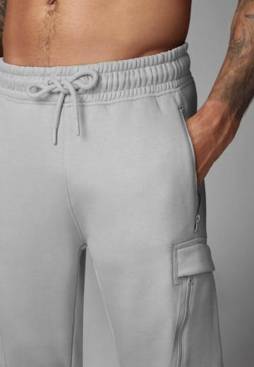 Брюки с накладными карманами