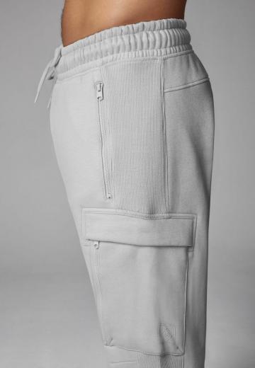 Брюки с накладными карманами