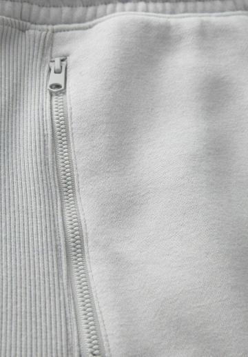 Брюки с накладными карманами