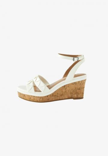 Босоножки на танкетке