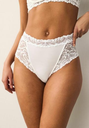 Трусы на бедрах