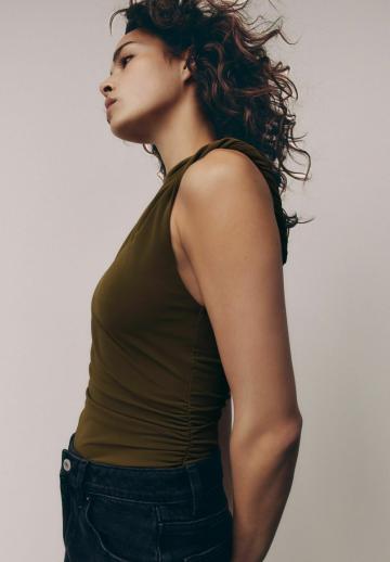 Топ на бретельках