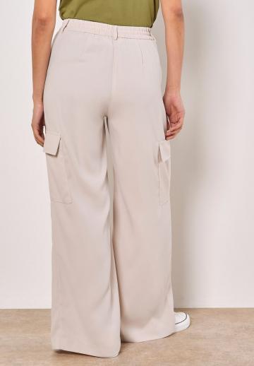 Брюки с накладными карманами