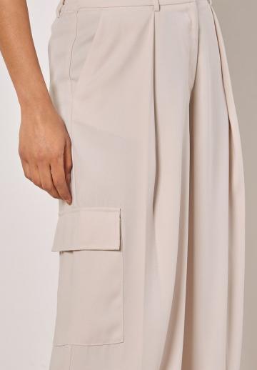 Брюки с накладными карманами