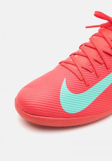 Футбольные бутсы