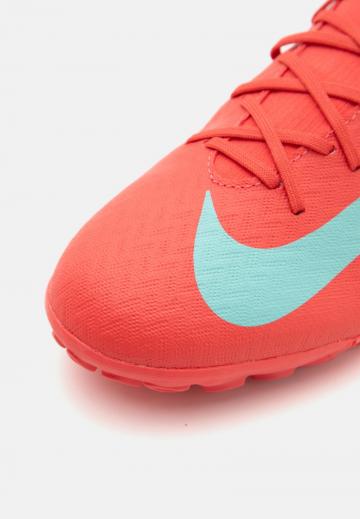 Футбольные бутсы