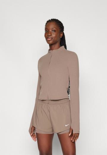 Спортивная куртка