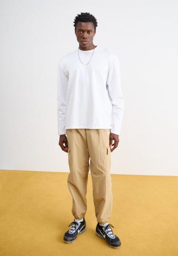 Брюки с накладными карманами