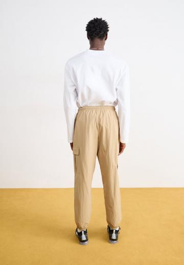 Брюки с накладными карманами