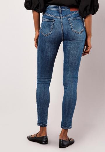 Короткие джинсы