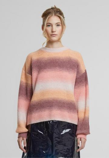 Пуловер в полоску