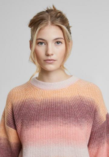 Пуловер в полоску