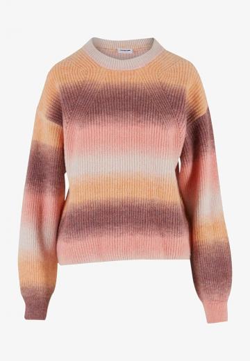Пуловер в полоску