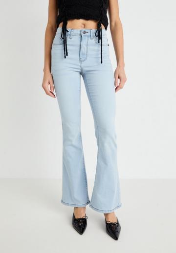 Клешеные джинсы