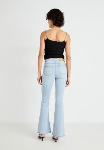 Клешеные джинсы