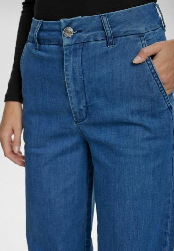 Клешеные джинсы