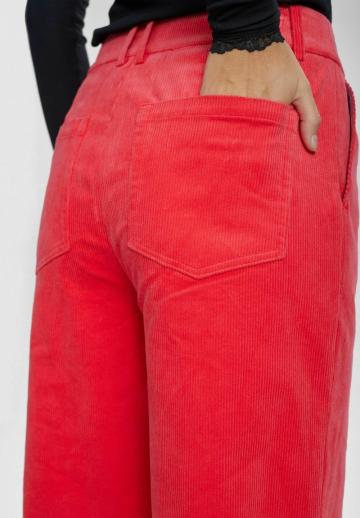 Короткие джинсы